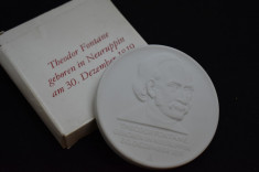 Placheta / Medalie portelan Meissen - Theodor Fontane / in cutie originala foto
