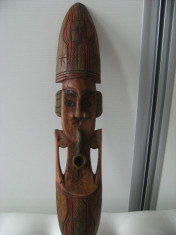inedita masca africana,veche,din lemn masiv,lucrata manual,african cu pipa. foto