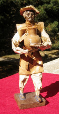 Olarul statueta realizata din hartie si ceramica arta populara foto