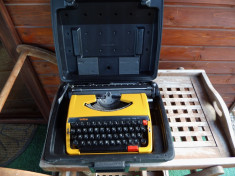 masina de scris galbena japan foto