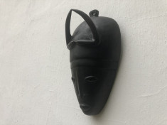 Masca veche,africna,basorelief sculptat in lemn foto