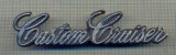 21 EMBLEMA VECHE AUTO PENTRU COLECTIONARI - ,,CUSTOM CRUISER&quot; - METALIC