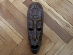 Masca veche,africana,sculptata in lemn foto