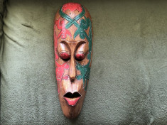 Masca veche,africana,sculptata in lemn foto