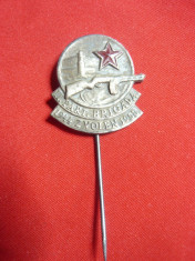 Insigna veche Brigada Partizani Zvolen Slovacia1948-1958 ,h=2,7cm,metal si email foto