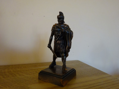 Soldat roman, figurina metalica, ascutitoare foto