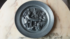 Farfurie de perete Artdeco din zinc scena vanatori jucand carti iesita in relief foto