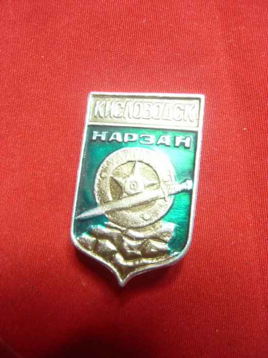 Insigna oras Kislovodsk Caucaz Nord -Oras Erou ,metal si email ,h= 3,3 cm