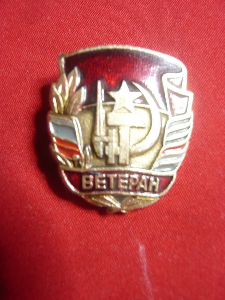 Insigna Veteran de Razboi URSS ,metal si email , h=2,7cm | Okazii.ro