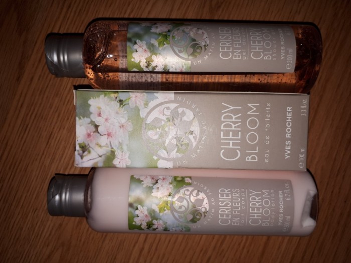 Set parfum flori de cires, gel dus si lapte corp Set parfum flori de cires, gel dus si lapte corp