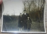 Tatal cu copiii, la padure// fotografie