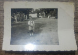Copil cu jucarie, in ograda// fotografie