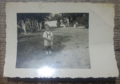 Copil cu jucarie, in ograda// fotografie