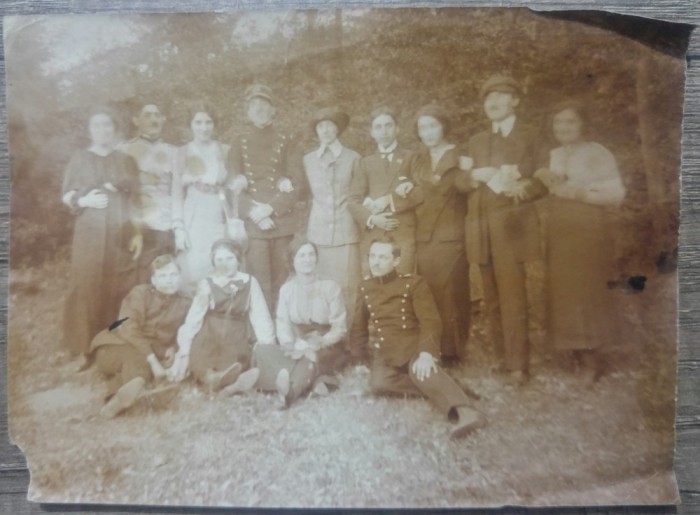 Ofiteri cu iubitele la padure// fotografie