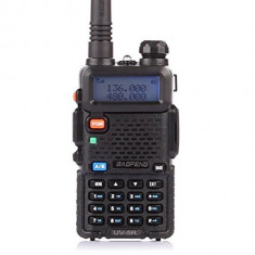 Walkie Talkie Transceiver Baofeng UV-5R Dual Band statie foto