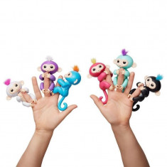 Maimutica interactiva Happy Monkey &amp;amp;#8211; Fingerlings albastru &amp;amp;#8211; blue foto