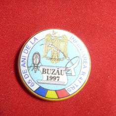 Insigna Militara- 65 Ani Infiintare R47 Trs Buzau 1997, d=2,5cm ,metal si email