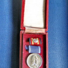 Medalia germana DDR J.H. Pestalozzi completa in cutie originala in stare buna.
