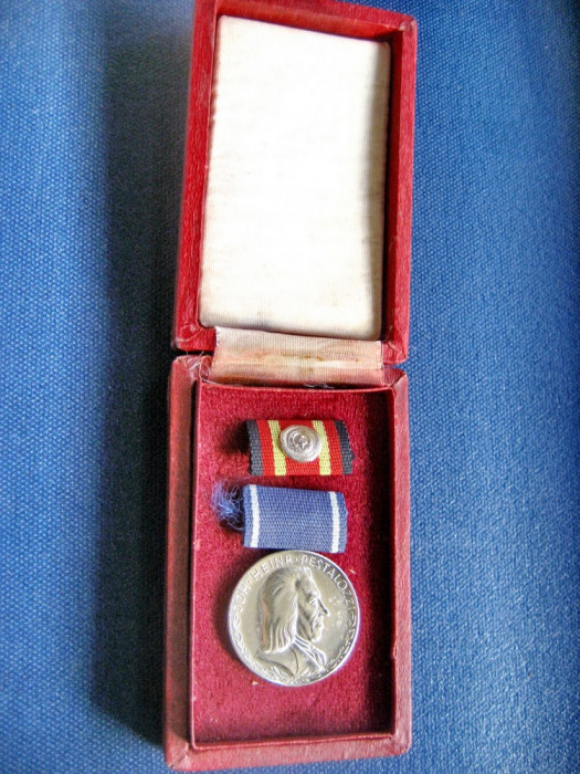 Medalia germana DDR J.H. Pestalozzi completa in cutie originala in stare buna.