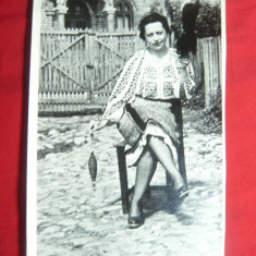 Fotografie - Femeie in costum popular , torcand -interbelica ,dim.=18x11,6cm