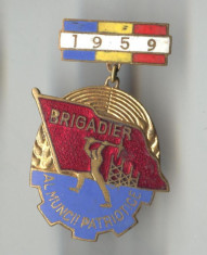 1959 - BRIGADIER AL MUNCII PATRIOTICE din RPR - Insigna email SUPERBA foto