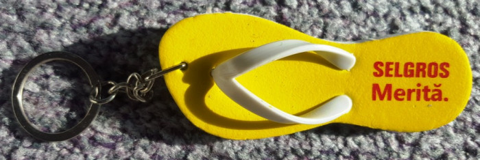 Breloc papuc galben Selgros, din material poliester cu plastic, lungime 8 cm