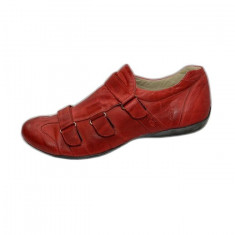 Pantof comod, deosebit, cu design simplist, de culoare rosie foto