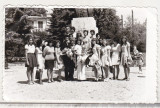 Bnk foto - Ploiesti - Fotografie de grup la statuia IL Caragiale, Alb-Negru, Romania de la 1950, Cladiri