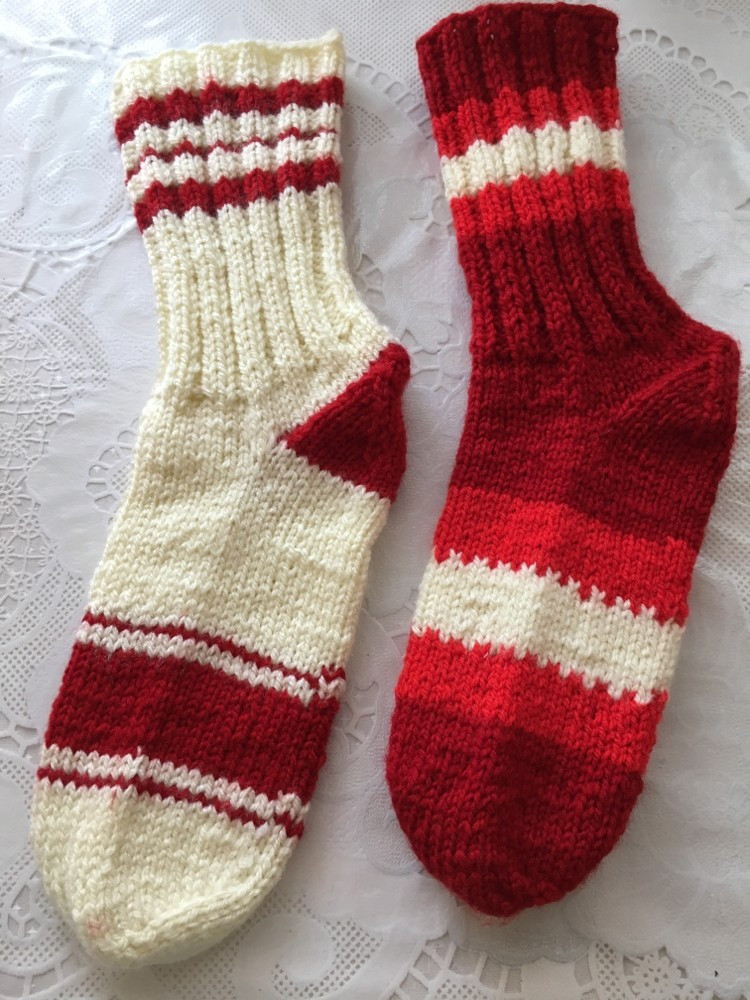 Ciorapi de lana, lucrati manual | arhiva Okazii.ro