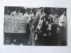 Fotografie colectie 135x85 mm cu participanti la revolutia din 1989 in Bucuresti foto