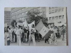 Fotografie colectie 135x85 mm cu participanti la revolutia din 1989 in Bucuresti foto