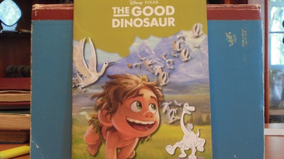 THE GOOD DINOSAUR- DISNEY PIXAR- CARTE POVESTE DE COLORAT CU POZE - 32 PAG. foto