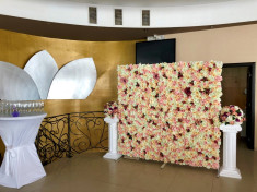 Aranjamente florale, Panou floral nunta-botez Giurgiu Bellagio Events foto