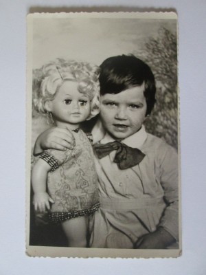 Fotografie colectie 137 x 87 mm:fetita la gradinita cu papusa in brate 1974 foto