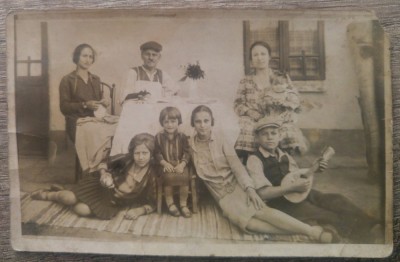Portret de familie// fotografie de grup facut pe prispa casei, interbelica foto