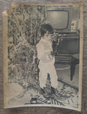 Copil cu pistol de jucarie/ fotografie Craciun perioada comunista foto