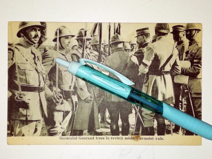RARA -CARTE POSTALA - MILITARI -GENERALUL GOURAUD TRECE IN REVISTA SOLDATII SAI