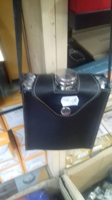 Plosca metalica in husa neagra de piele Plosca metalica in husa neagra de piele
