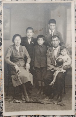 Portret de familie, copil cu jucarie// foto tip CP foto