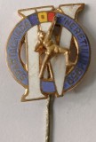 INSIGNA SPARTACHIADA TINERETULUI 1959 ATLETISM ATLETUL IN RELIEF PRINDERE CU PIN RPR (CITITI DESCRIEREA)
