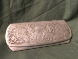 Vechi etui pentru ochelari din prima jumatate a secolului XX model deosebit cu ornamente gravate pe capac !