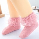 Sosetele roz cu model din tesatura si danteluta (Marime Disponibila: 9-12 luni