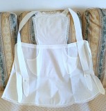 Sort de bucatarie Vintage din bumbac cu broderie florala pe piept