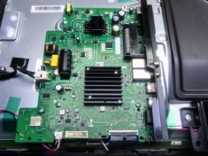 Main Board TPD.NT72690T.PB702 Din Hisense 40E43KT avem si picioare , boxe, barete led, senzori si alte piese