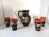 Set carafa + 4 pahare ceramice lut smaltuit Ungaria H&oacute;dmezőv&aacute;s&aacute;rhelyi