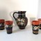 Set carafa + 4 pahare ceramice lut smaltuit Ungaria H&oacute;dmezőv&aacute;s&aacute;rhelyi