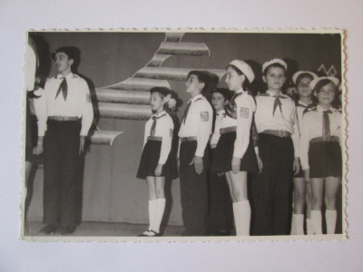 Fotografie 130 x 85 mm pionieri la o serbare/festivitate scolara din anii 70 foto