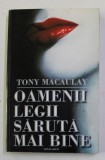 OAMENII LEGII SARUTA MAI BINE de TONY MACAULAY , 1994