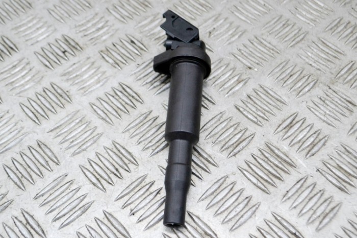 Bobina de inducție de &icirc;naltă tensiune BMW 5 F10 2015 OEM: 7594937,0221504470 14831512