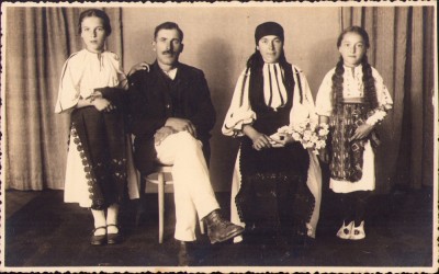 P1765N Familie de țărani &amp;icirc;n port popular rom&amp;acirc;nesc, Transilvania foto